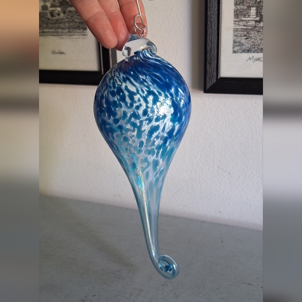 Serpentine teardrop art glass